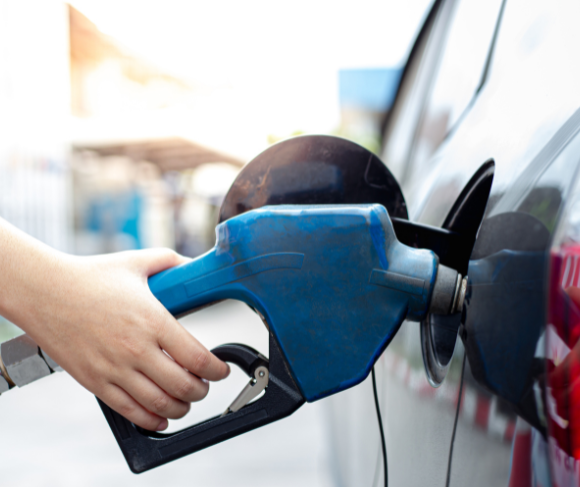 persona echando gasolina